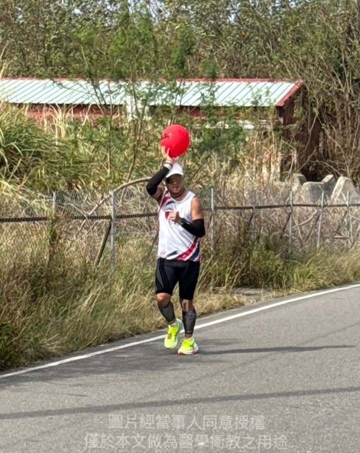 戴帽子的跑者在道路上跑步，手持紅色氣球